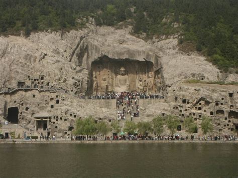 Il Tempio di Longmen, un capolavoro antico scolpito nella roccia!