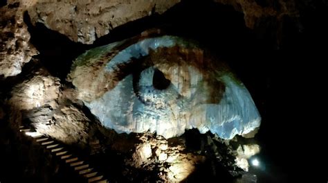 Le Grotte di Shibao: Un tuffo nel passato e nella natura selvaggia!