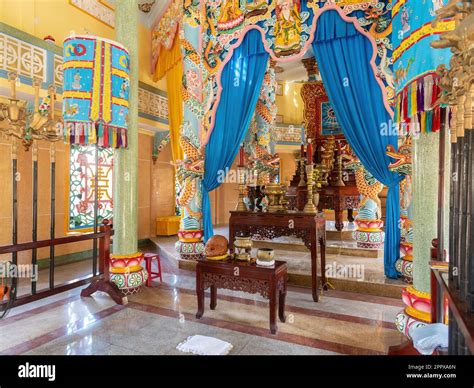 Cao Dai Temple, Un Tempio Colorato Dedicato a una Religione Sincretica!