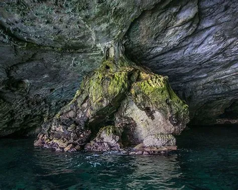  La Grotta del Drago Celeste: Un capolavoro naturale che ti lascerà senza fiato!