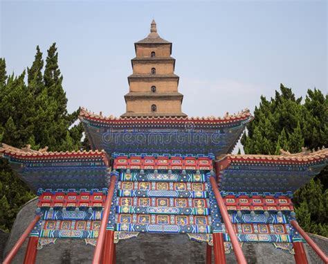 La Pagoda Grande dell'Oca Selvatica: Un gioiello buddhista immerso nella storia e nel verde!