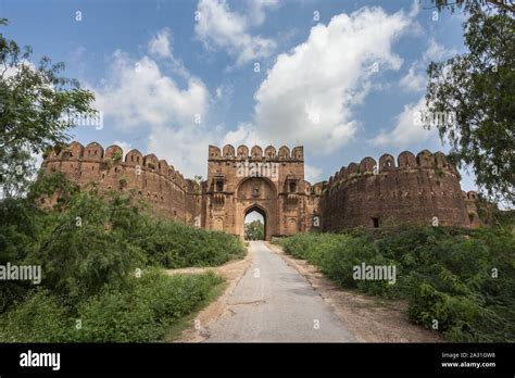  Rohtas Fort: Una Fortezza Monumentale nel Cuore del Punjab!